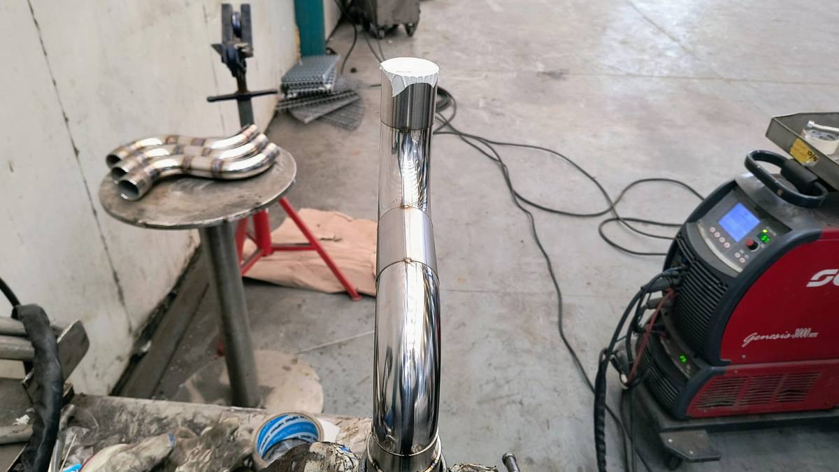Tubo de acero inoxidable con pulido espejo junto al equipo de soldadura